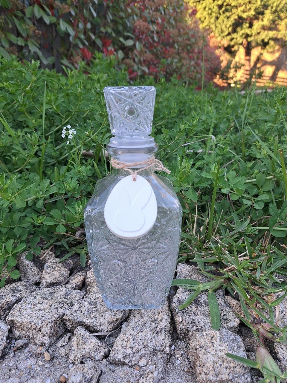Garrafa decorativa em vidro com coelho